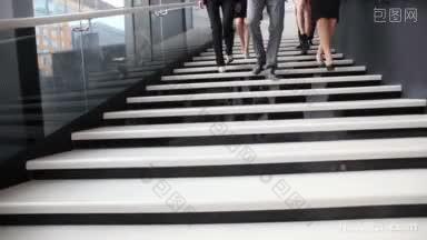 一群商务人士在办公楼的楼梯上走来走去